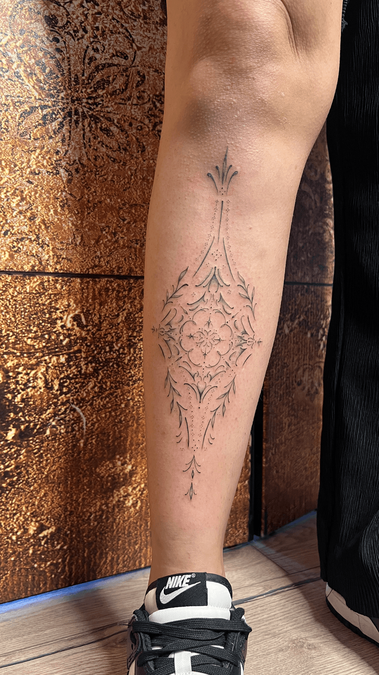 Tatouage ornemental réalisé par Mel Ink près de Quimperlé