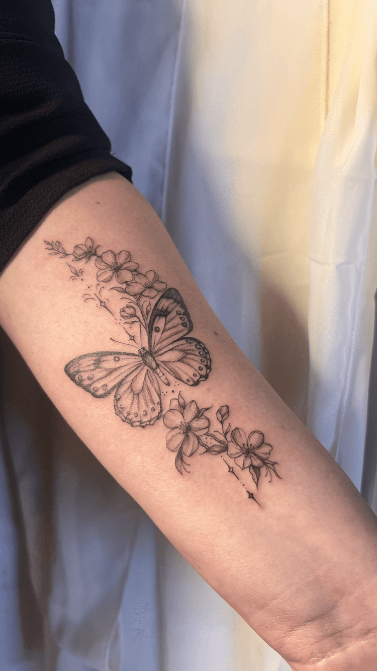 Tatouage minimalist réalisé par Mel Ink près de Quimperlé