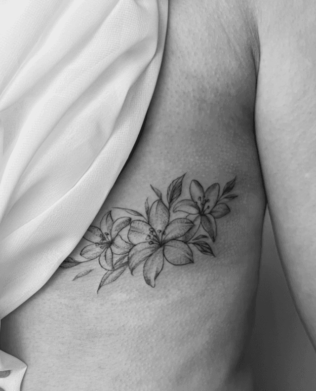 Tatouage floral réalisé par Mel Ink près de Quimperlé