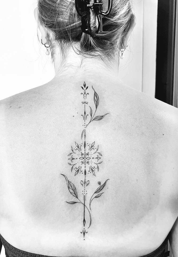 Tatouage ornemental réalisé par Mel Ink près de Quimperlé